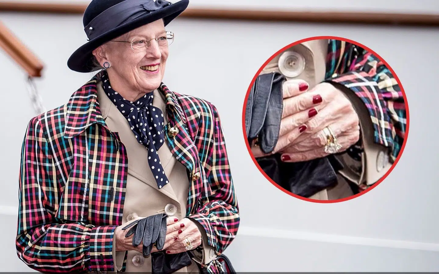 På sin venstre hånd bærer dronningen stadig sin forlovelsesring som et minde om manden i sit liv.