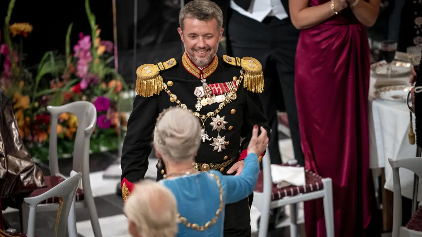 Dronning Margrethe nød tydeligvis også sin søns tale under gallamiddagen på Christiansborg Slot søndag aften. Hun kvitterede den med flere smil og grin, samt ikke mindst et efterfølgende kram.