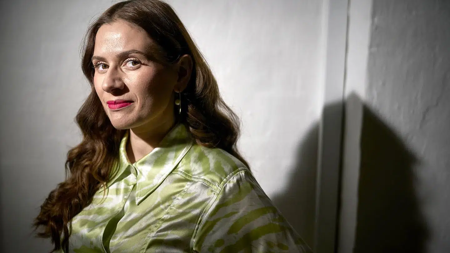 Vi lader Scanpix' fotobeskrivelse stå i dette tilfælde: »Sahra-Josephine Hjorth. Hun er succesfuld iværksætter med Canopylab, feminist, minoritet, mor og ung. Barack Obama og hans fond har valgt at fremhæve hende som en af fremtidens europæiske leder, hun skal være en del af Obama Foundation Leaders Europe Program i 2022.« Det er det billede, der er begyndt at krakelere.