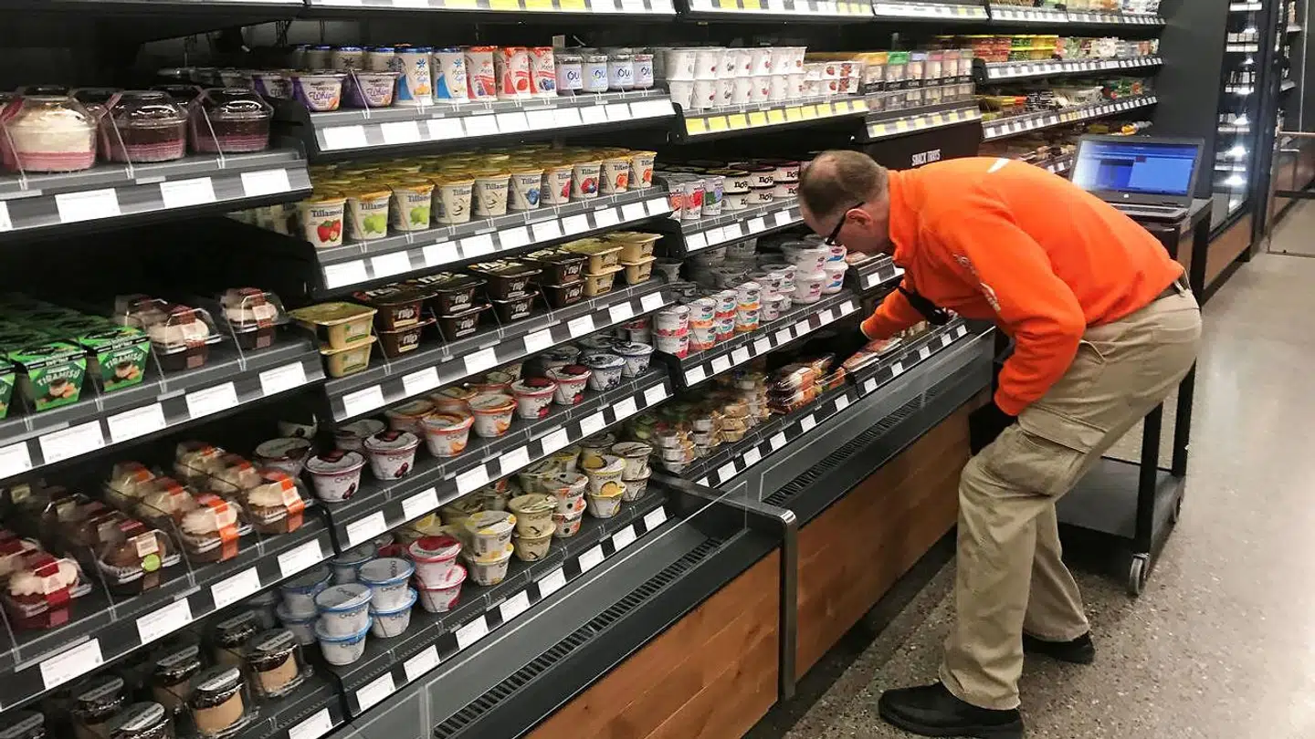 Det koster producenterne stadig mere at skaffe varer, og de prisstigninger skubbes videre ud til kunderne.