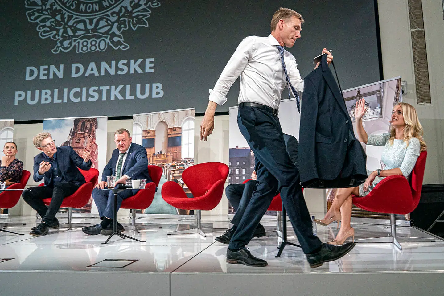 Kristian Thulesen Dahl (DF) forlader en debat i Publicistklubben for at tage til Dronningen – med en lille hilsen fra Pernille Vermund (D).