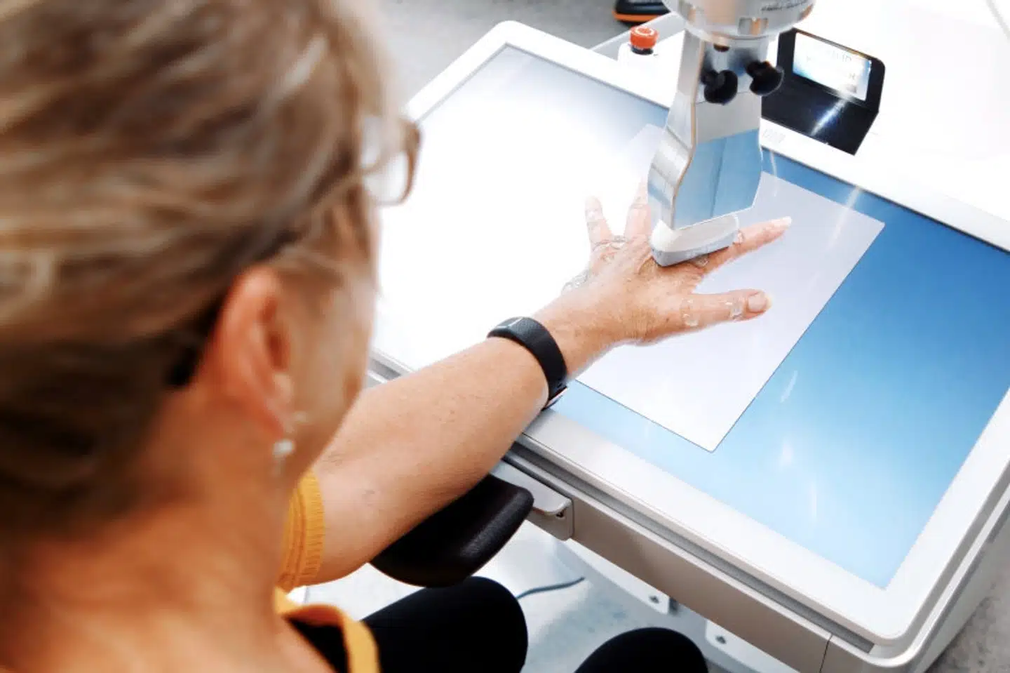 Forskere fra Syddansk Universitet og Odense Universitetshospital har udviklet en robot, der kan scanne gigtpatienter. Robotten, der kan gennemse 11 led per hånd og håndtere fire patienter i timen, er blevet godkendt og er klar til at blive sat i produktion. – Foto: Free/Free