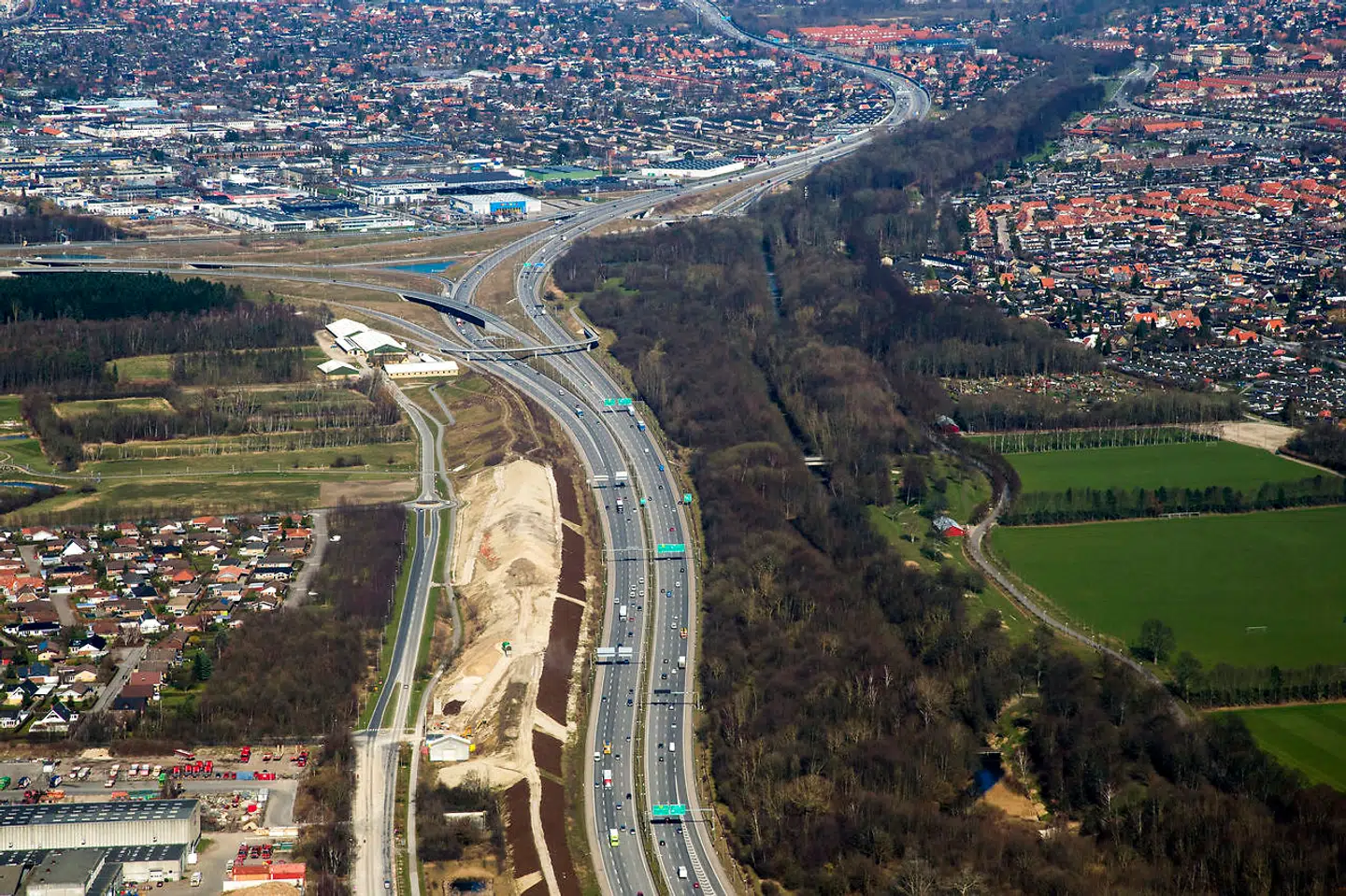 Mens de fleste kommuner i hovedstadsområdet enten holder kommuneskatten i ro eller hæver den, gør enkelte det modsatte.