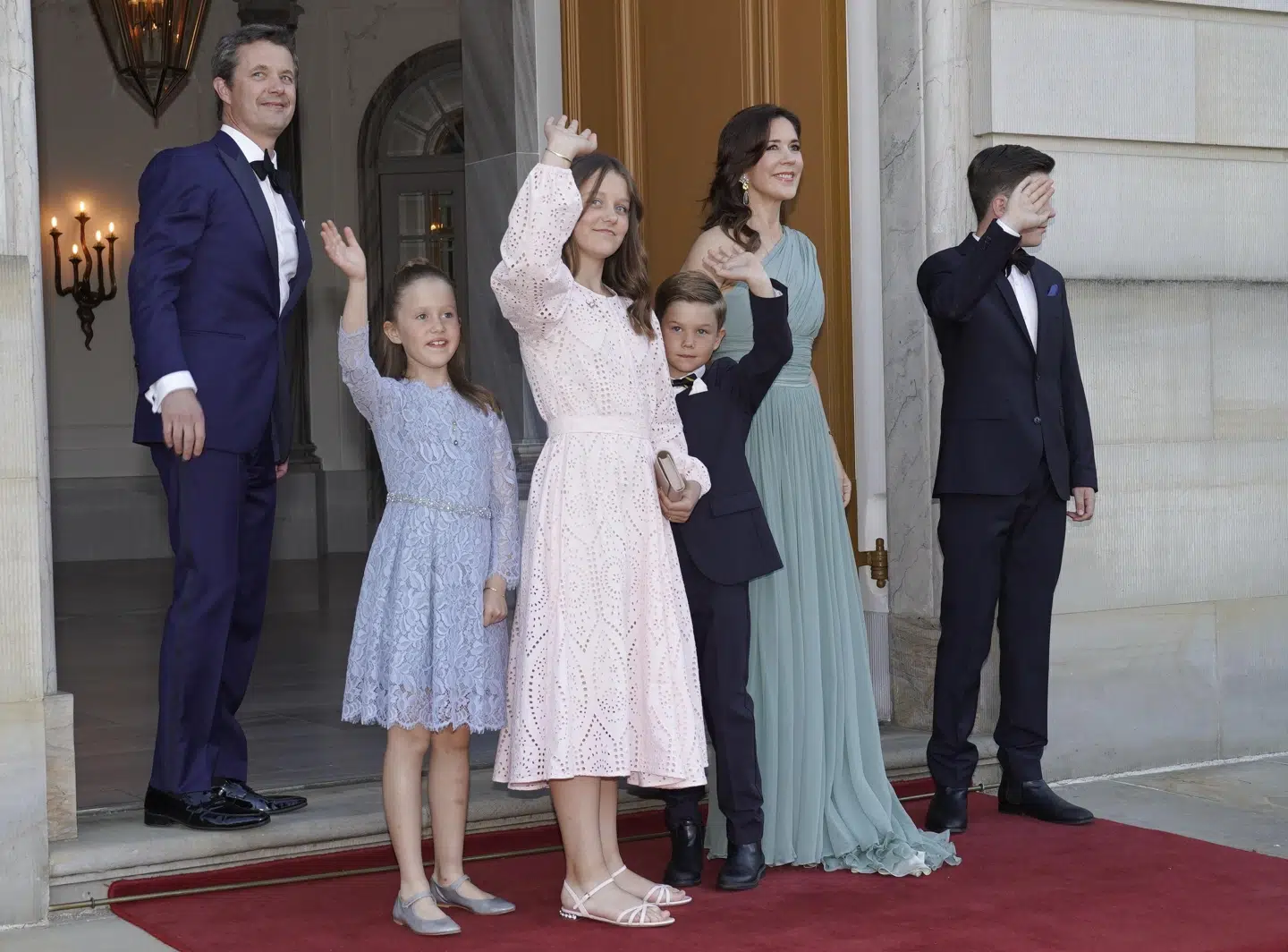 Kronprins Frederik og hans familie ankommer til en middag i anledning af prins Joachims 50-års fødselsdag i Christian VII's Palæ, Amalienborg i København. Martin Sylvest/Ritzau Scanpix