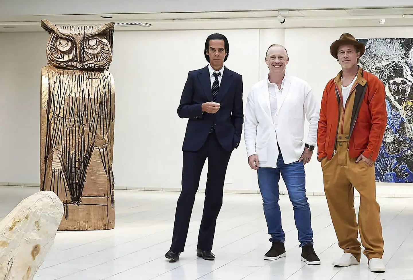 Fra venstre: Nick Cave, Thomas Houseago og Brad Pitt ved udstillingen »Thomas Houseago – WE with Nick Cave and Brad Pitt«.