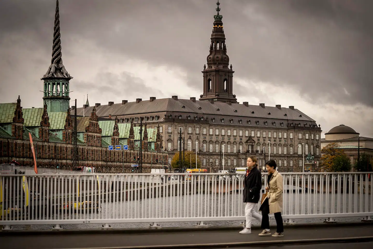 Christiansborg bliver fremover en smule køligere at bevæge sig rundt på. Til gengæld kan de, der færdes på Borgen, holde varmen ved oftere at tage trapperne, når den mest berømte elevators driftstider begrænses.