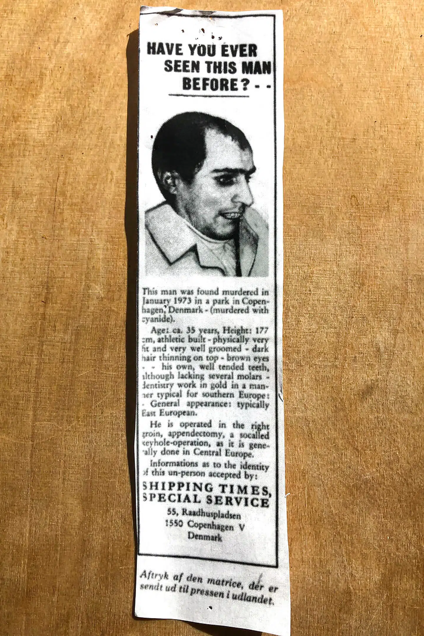 Informationer om »Cyanidmanden« blev efterlyst. Denne annonce blev sendt til den udenlandske presse.