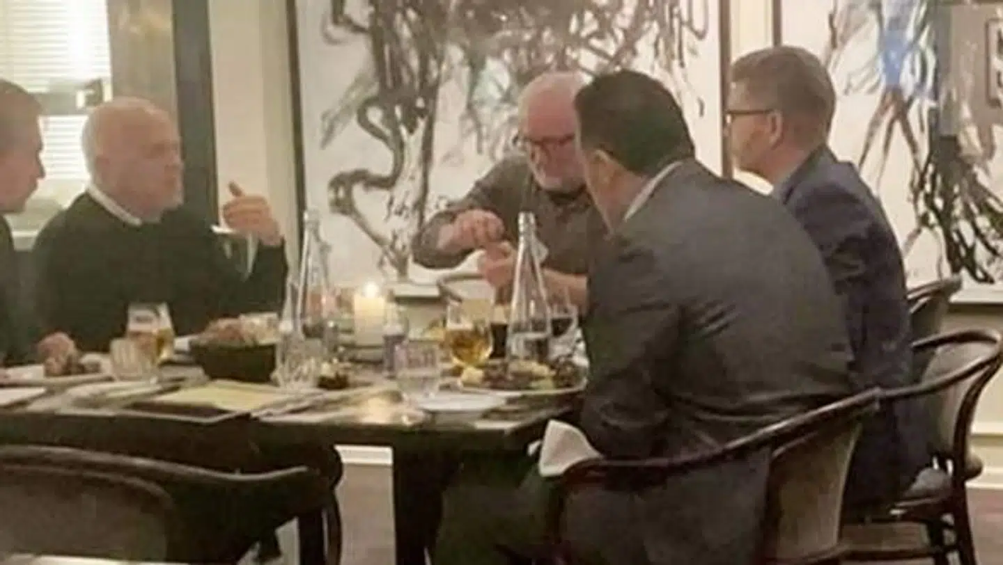 Tilbage i februar delte Politikens debatredaktør Magnus Barsøe billedet af den famøse frokost på Twitter. Her sås Jeppe Brixvold, Jes Dorph-Petersen, Peter Aalbæk Jensen, Frank Jensen og Naser Khader.