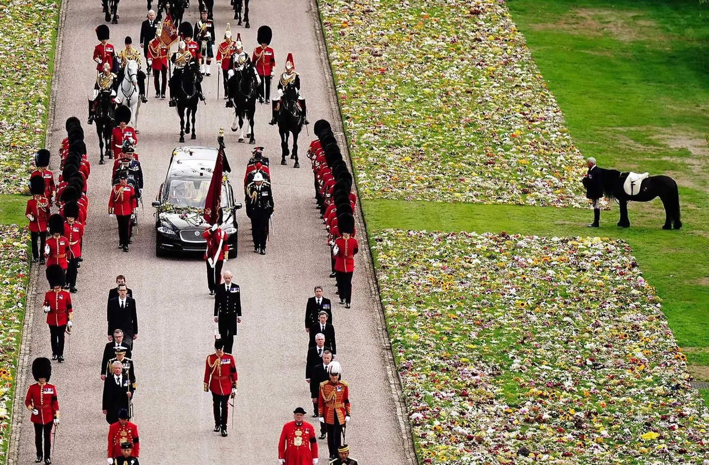 Den 26-årige fell pony Emma stod i vejkanten, dadronning Elizabeth blev kørt fra London til Windsor.