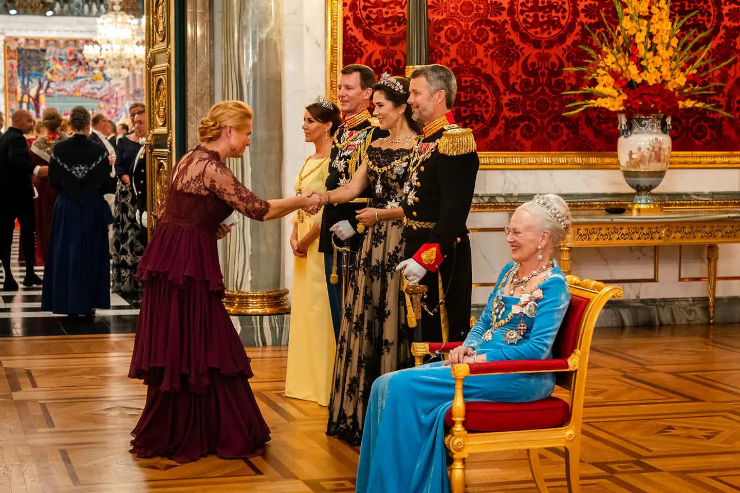 Inger Støjberg hilser i sin egenskab af at være partiformand for Danmarksdemokraterne på dronning Margrethe, kronprins Frederik, kronprinsesse Mary, prins Joachim og prinsesse Marie ved ankomsten til gallamiddag på Christiansborg Slot under fejringen af dronningens 50-års regeringsjubilæum i København 11. september.