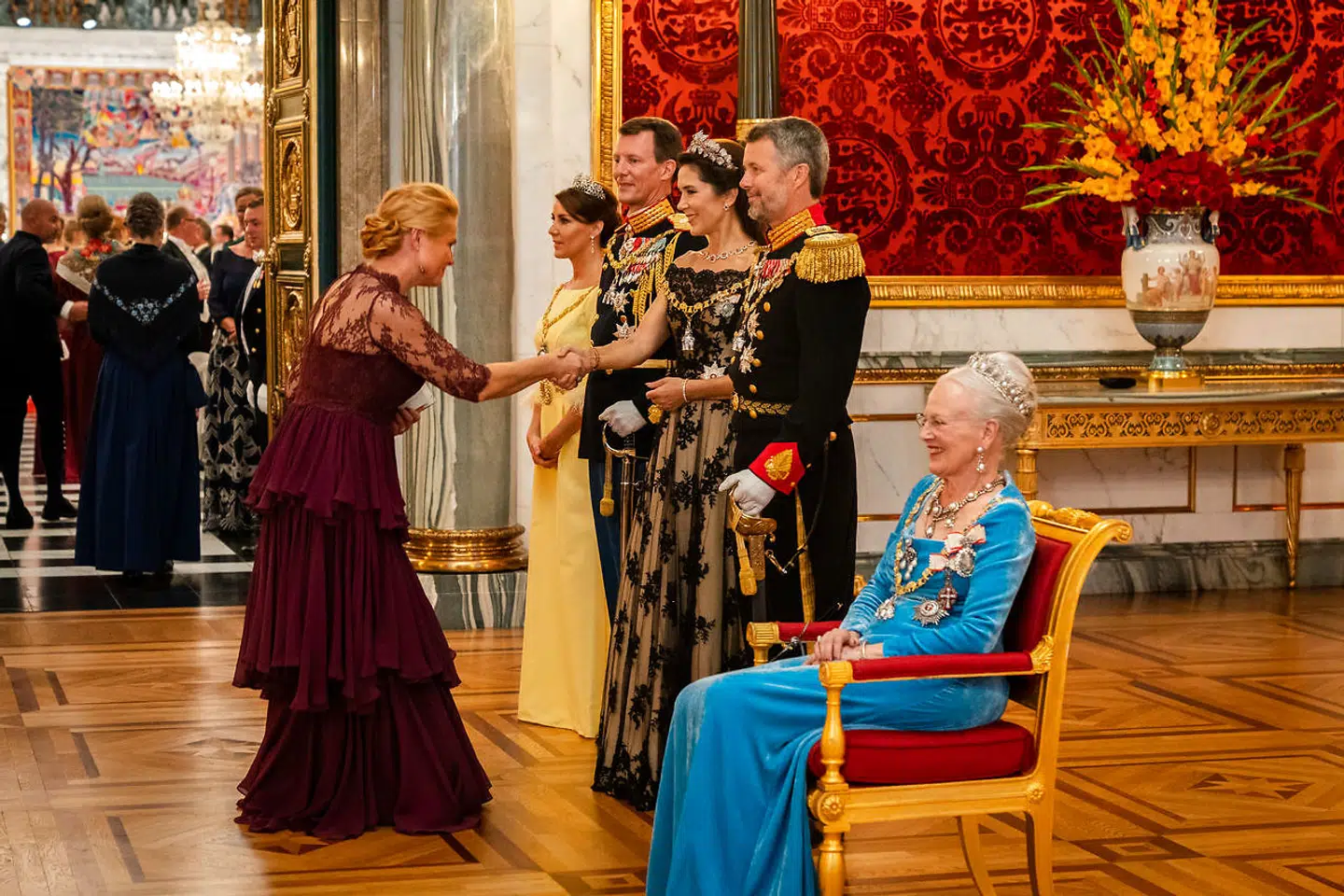Inger Støjberg hilser i sin egenskab af at være partiformand for Danmarksdemokraterne på dronning Margrethe, kronprins Frederik, kronprinsesse Mary, prins Joachim og prinsesse Marie ved ankomsten til gallamiddag på Christiansborg Slot under fejringen af dronningens 50-års regeringsjubilæum i København 11. september.