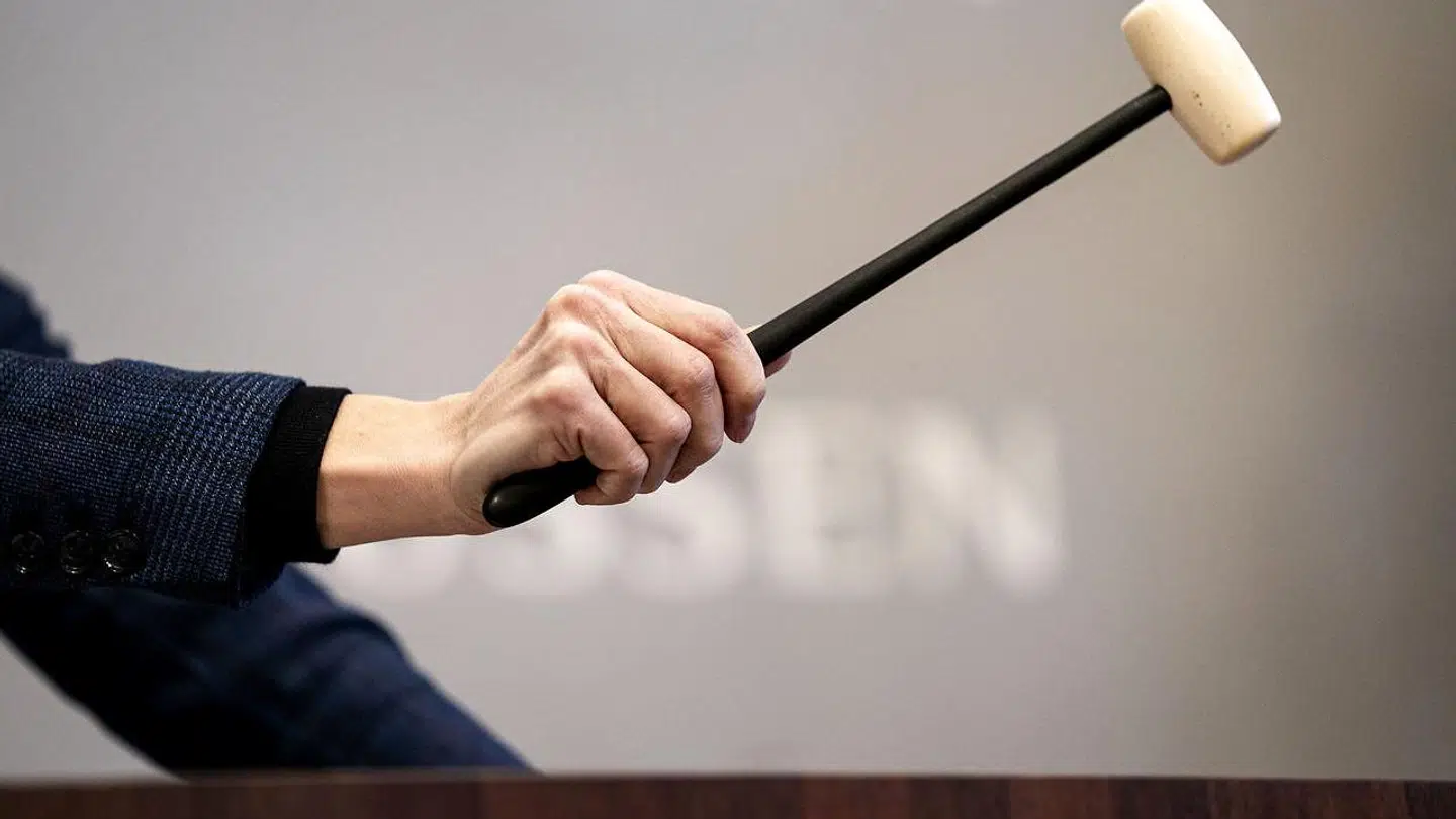 Der er høj aktivitet hos landets auktionshuse og i loppesupermarkederne, hvor danskerne er begyndt i stor stil at sælge af deres ting for at skaffe penge til de næste regninger.