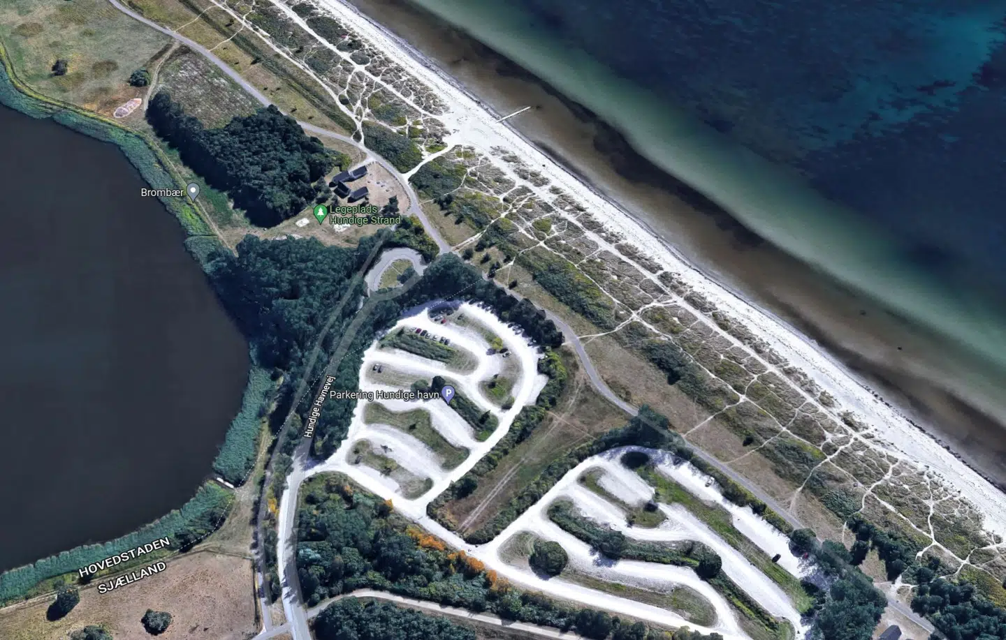 Den københavnske direktør voldtog ifølge anklageskriftet to af sine kvindelige ansatte ved stranden og parkeringspladsen ved Hundige Havn. Området er ifølge den 36-årige mand kendt som en seksuel jagtmark.