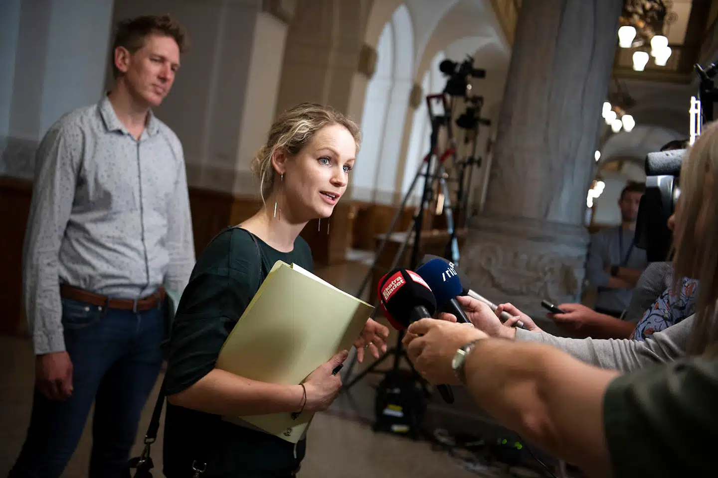 Enhedslistens forhandlere, Pernille Skipper og Rune Lund, ankommer til nye forhandlinger om dannelse af en ny regering på Christiansborg i København, søndag den 9. juni 2019. Forhandlinger fortsætter mellem Socialdemokratiet og de partier, der har peget på en socialdemokratisk ledet regering efter folketingsvalget.. (Foto: THOMAS SJØRUP/Ritzau Scanpix)