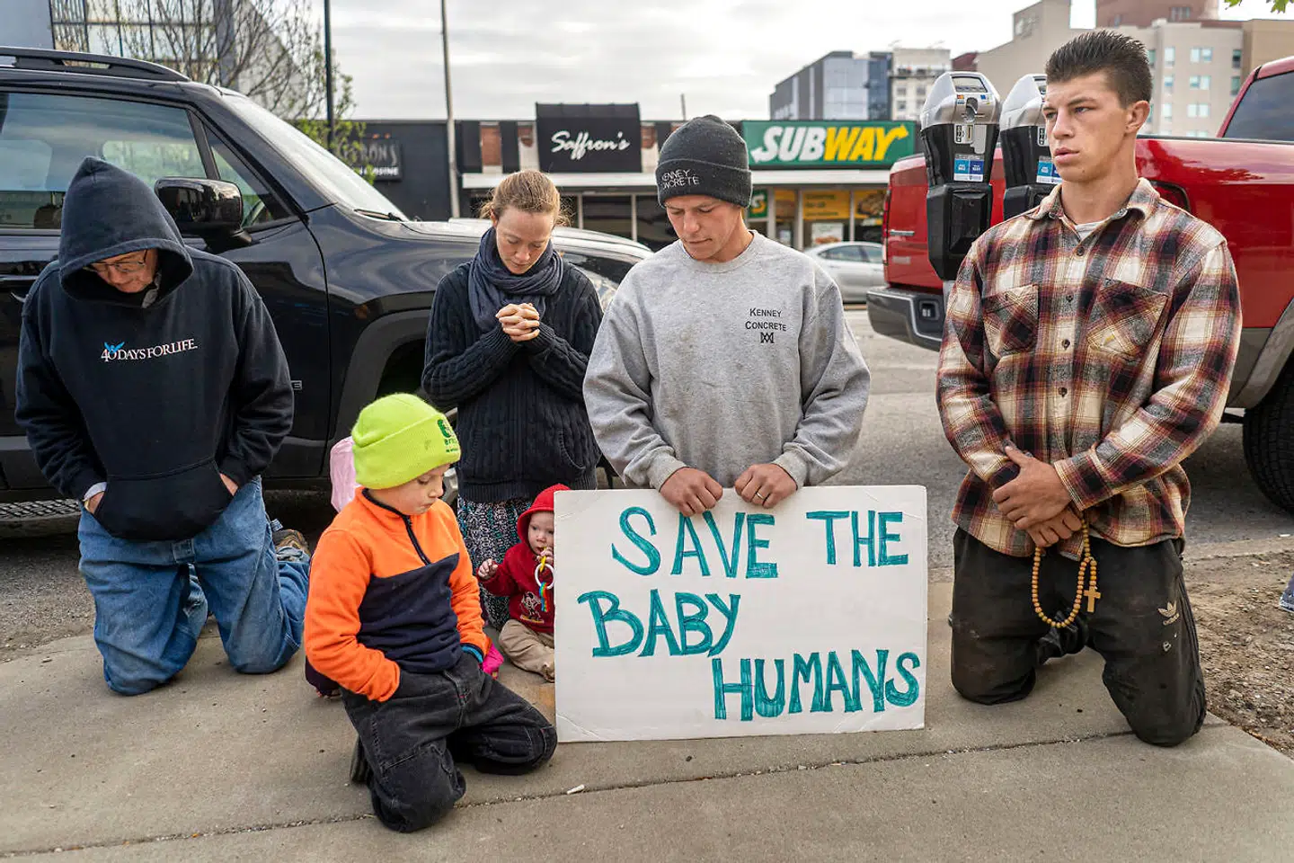 Foran Klinikken i Louisville bliver der bedt, da abortmodstanderne mener, at abort er det samme som mord.