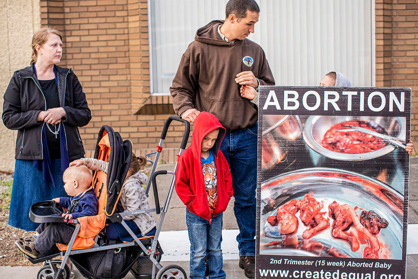 Området udenfor den sidste abortklinik i Kentucky er en kampzone. Kvinder, der skal til undersøgelse eller ind på klinikken for at få en abort, skal passere en stor gruppe abortmodstandere, der holder skilte op med blodige billeder af aborterede fostre.