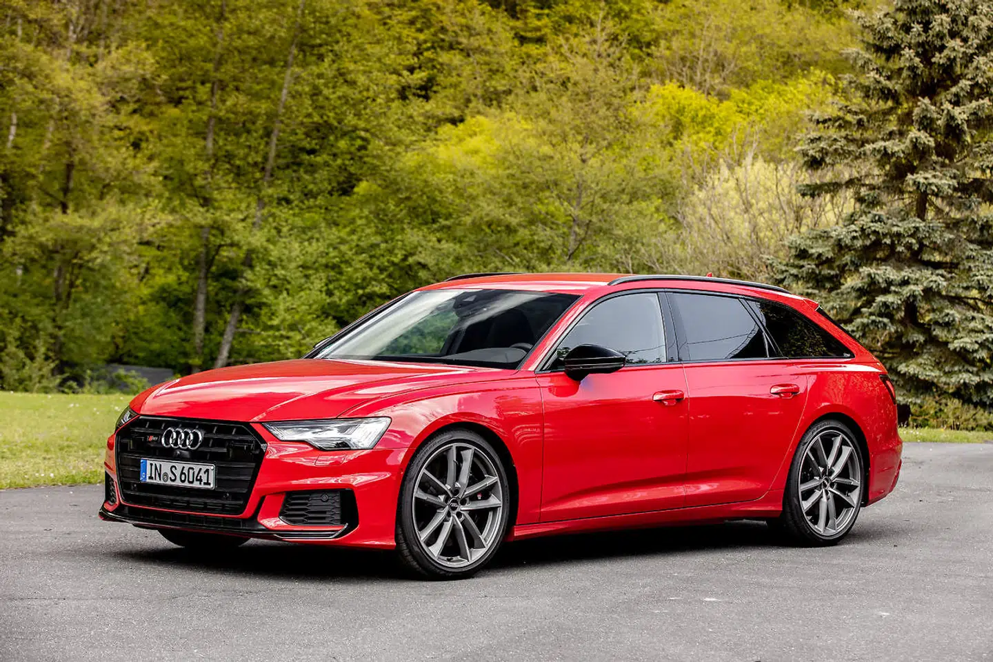 Audi har valgt at erstatte benzinmotorerne med dieselmotorer i deres S-performancemodeller som denne her Audi S6. Både for at sænke CO2-udledningen, og fordi Audi reelt set mener, at dieselmotoren kan levere samme underholdningsværdi som forgængeren med benzinmotorisering. Især på de lange ture.