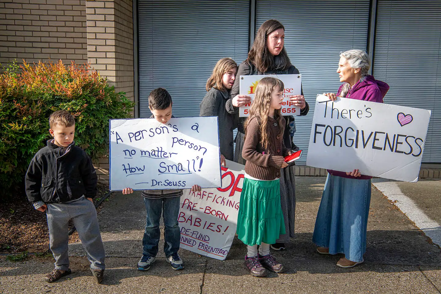 Mange af abortmodstanderne udenfor den sidste abortklinik i Kentucky har deres børn med, når de møder kvinder, der skal have en abort med blandt andet skilte og tilråb.