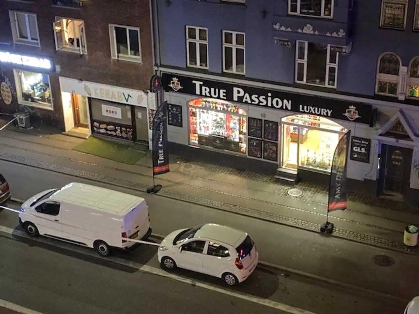 Arkivfoto: Det var i denne butik, at en 24-årig mand blev skudt og dræbt for knap to uger siden. Lørdag bliver en ung mand fremstillet i grundlovsforhør sigtet for drabet.