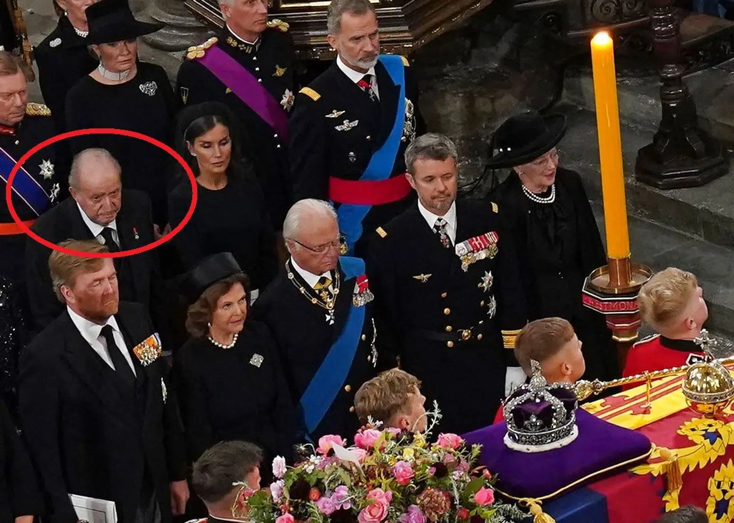 Ved dronning Elizabeths begravelse sad skandalekongen blot en enkelt stol fra sin søn, kong Felipe. Og i øvrigt på rækken bag dronning Margrethe og kronprins Frederik.