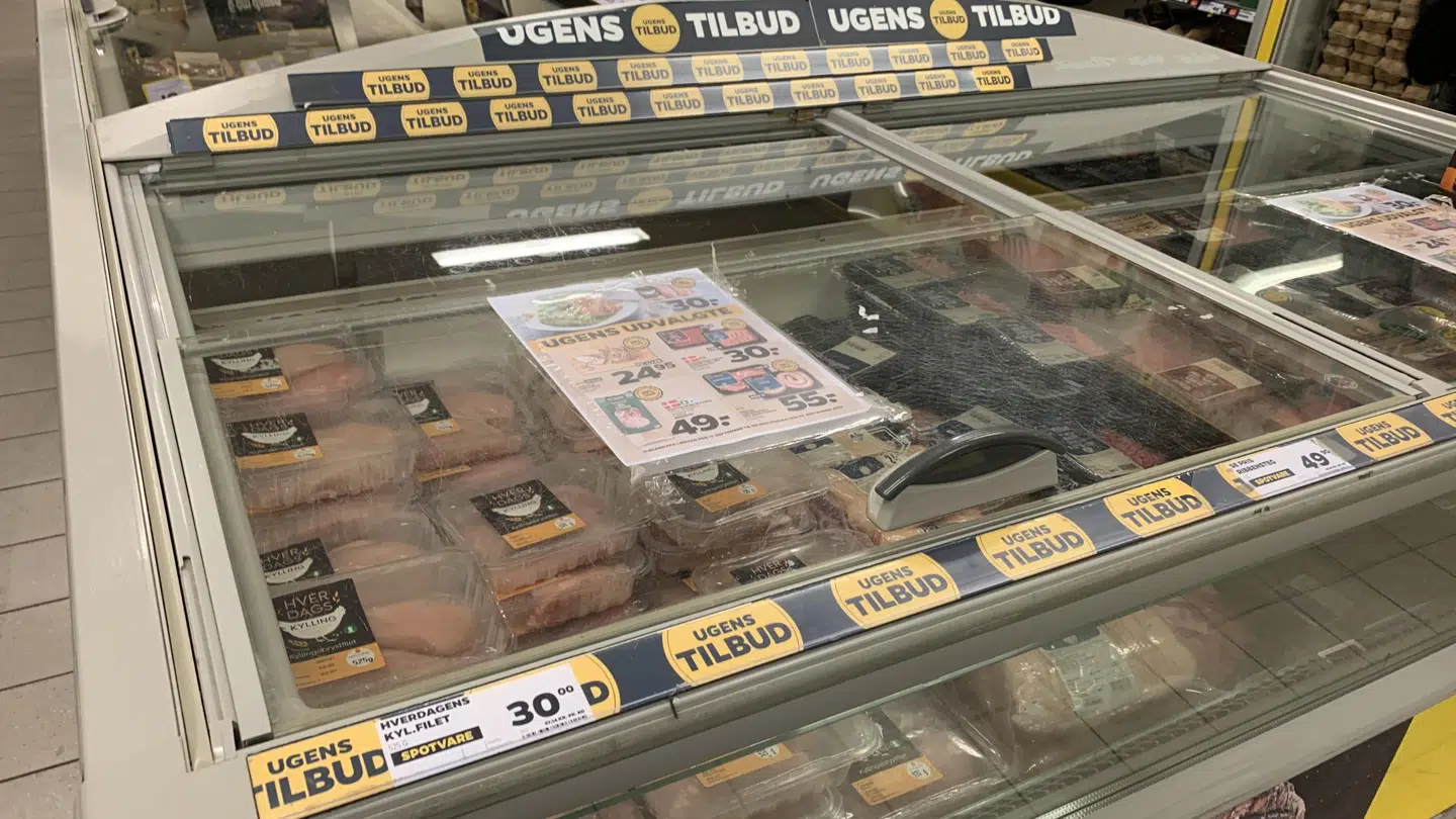 Her er en fryser med kylling og mørbrad til priser, der kaldes 'spotvare'. Det ligger i en køledisk, der er fyldt med mærkaterne 'ugens tilbud', og som Netto nu skal ændre på.