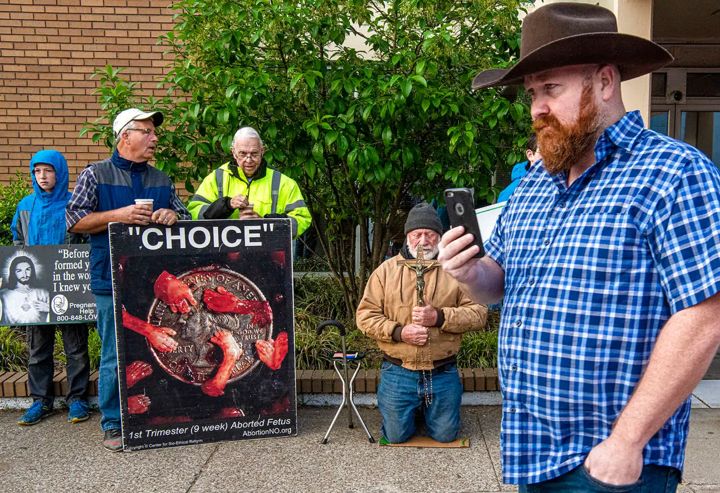 Joseph Spurgeon (th.) foran den sidste abortklinik i Kentucky. Her står han bag daglige demonstrationer imod abort som den lokale leder af den landsdækkende bevægelse »Operation Save America«.