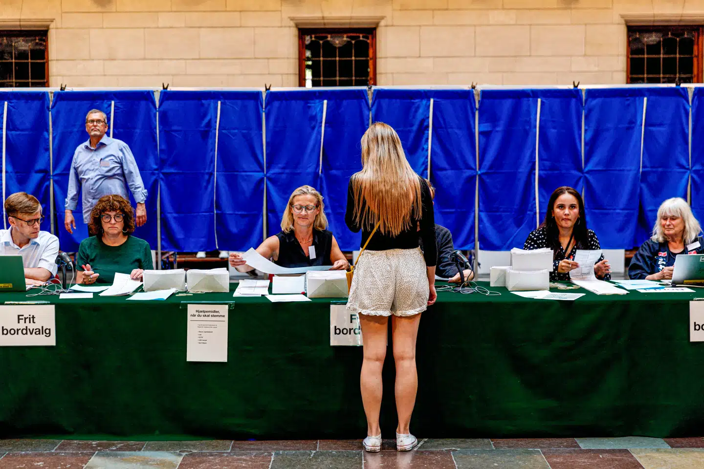 En yngre vælger stemmer på Københavns Rådhus.