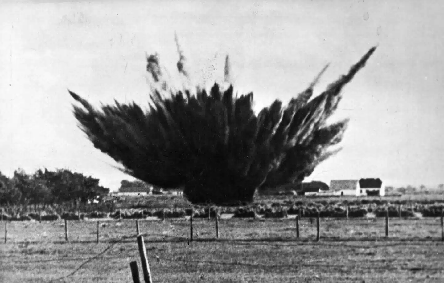 Rystelser ved Bornholm kan teoretisk set være udløst af bomber, der ligger i den kraftige ende af dem, man brugte under Anden Verdenskrig. Billedet viser en mark i Vejle under Anden Verdenskrig, hvor briterne bombede.