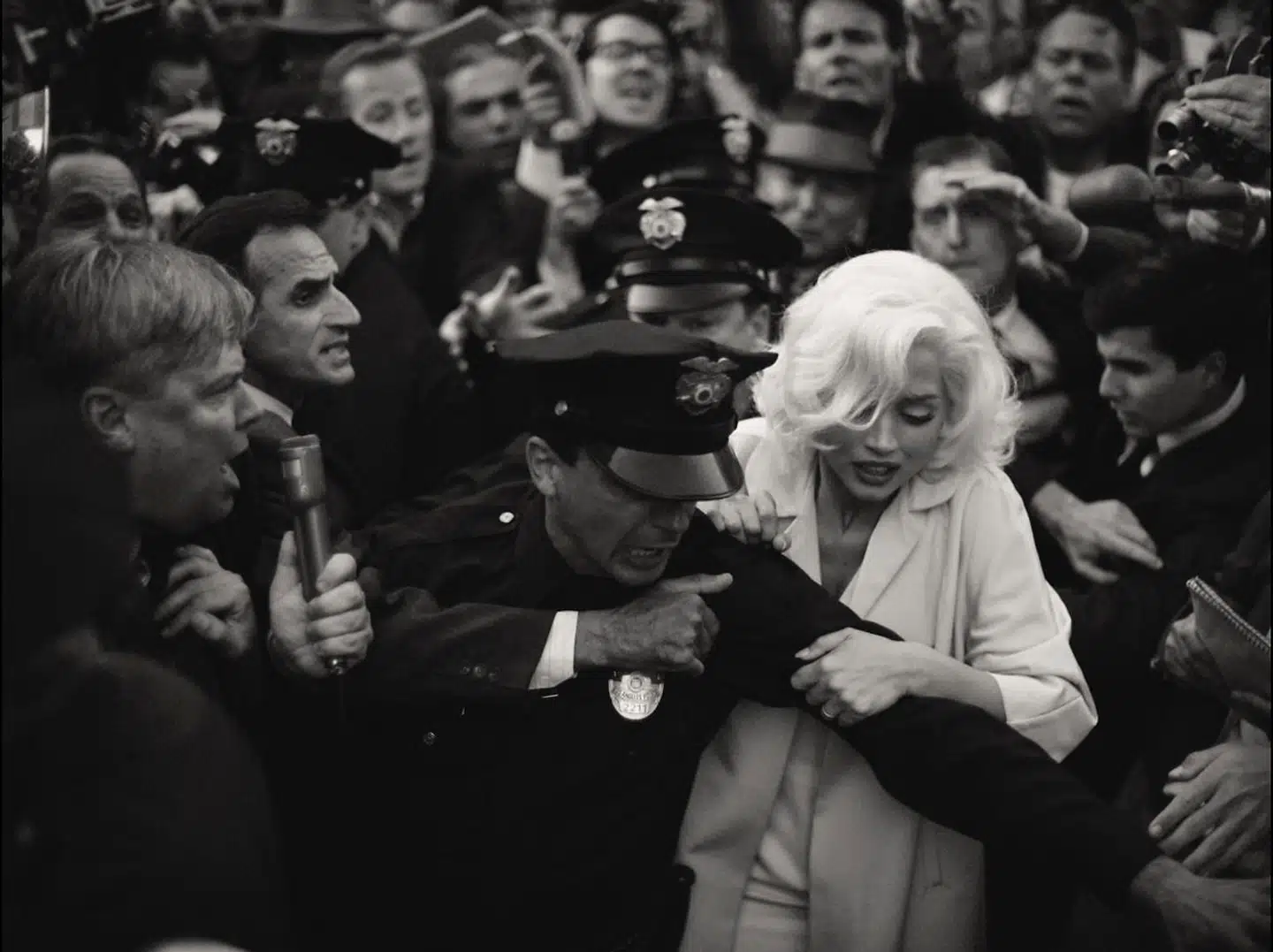 »Instruktør Andrew Dominik fokuserer udelukkende på Marilyn Monroe som offer i filmen 'Blonde'. En ensidig og højst seksualiseret fremstilling fortalt som en mareridtsagtig feberdrøm,« skrev Berlingskes anmelder.