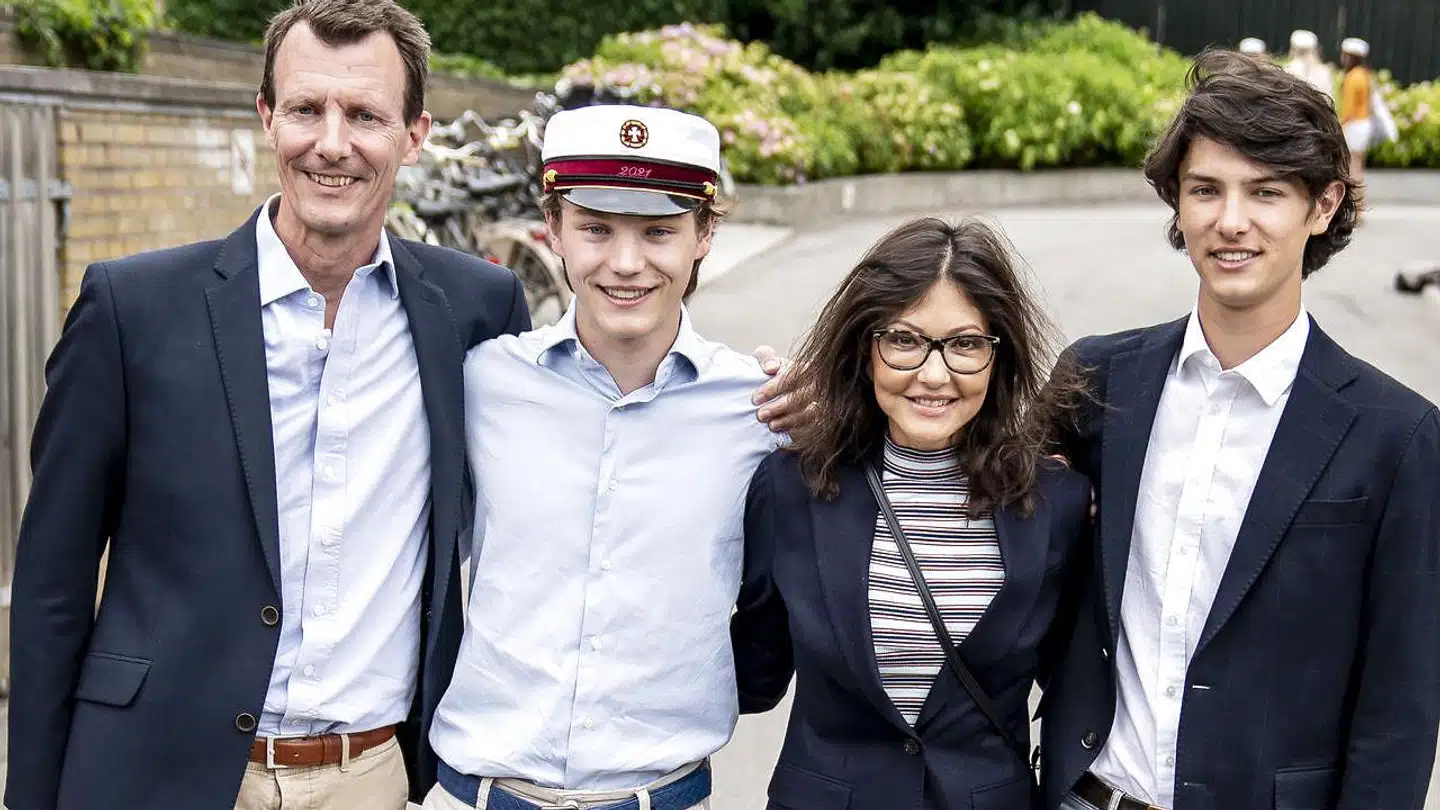 Daværende prins Felix sammen med prins Joachim, grevinde Alexandra og daværende prins Nikolai, efter at Felix blev student fra Gammel Hellerup Gymnasium i 2021.