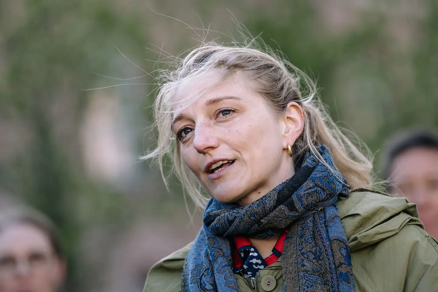 Dronningens beslutning Zenia Stampe (R) enig i. »Jeg synes bare, det er en brutal måde at gøre det på, fordi man ikke har nået at forberede børnene,« siger hun.