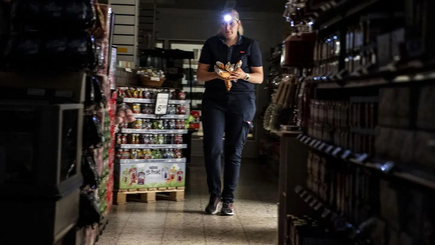 Dagli'Brugsen i Mejdal ved Holstebro slukkede 5. september klokken 12 alt lyset i butikken i en halv time for at gøre opmærksom på de store strømudgifter, som de lider under. (Foto: Morten Stricker/Ritzau Scanpix)