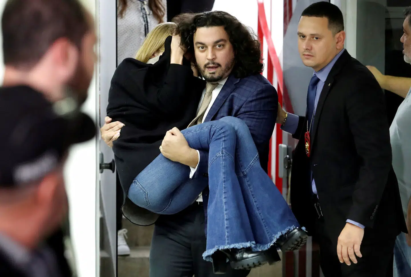 Advokat Danilo Garcia de Andrade bærer her Najila Trindade ud til sin bil, efter hun har afgivet vidneforklaring.