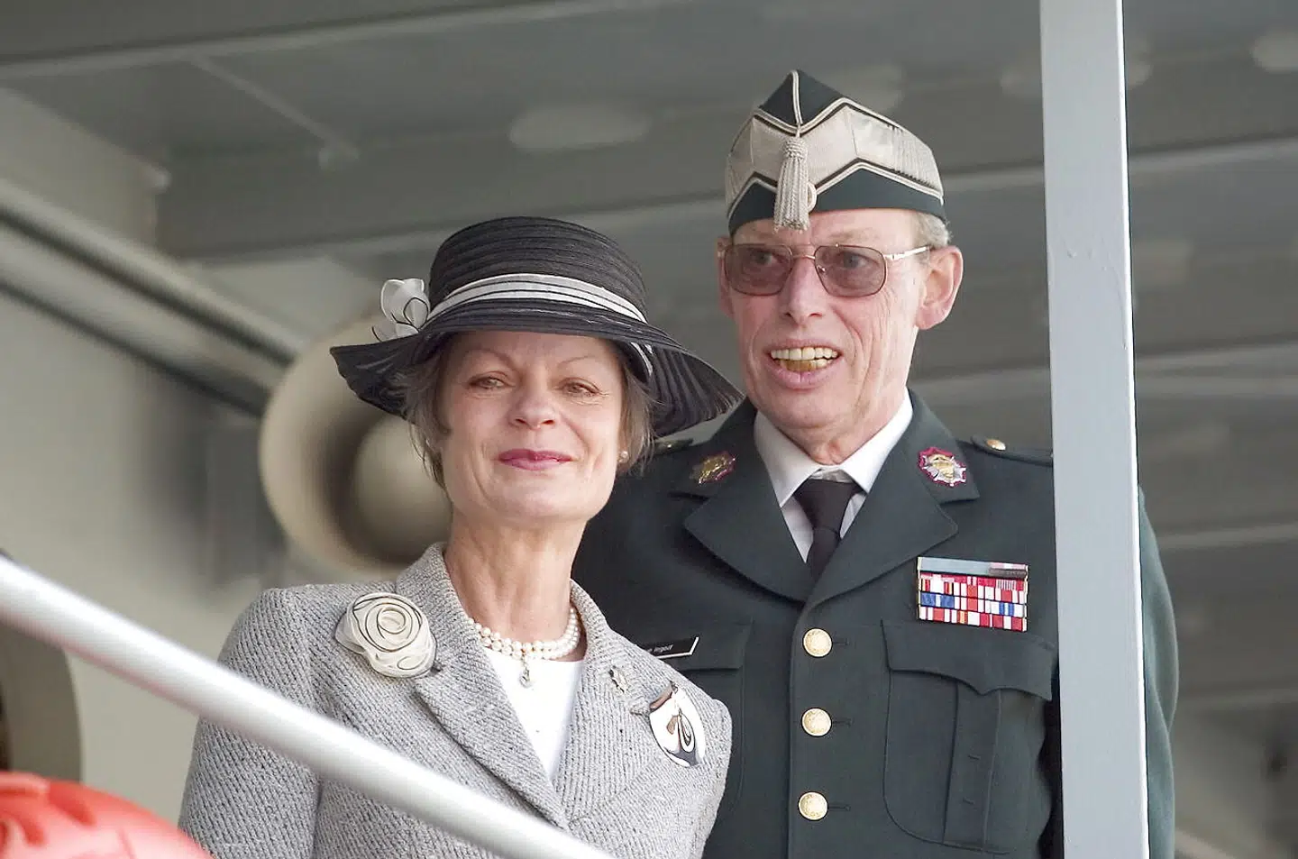 Forsvarets militærparade-udstilling onsdag 5. maj 2004, på Langeliniekajen til ære for det kommende kronprinspar. Her er det grevinde Sussie og grev Ingolf af Rosenborg.