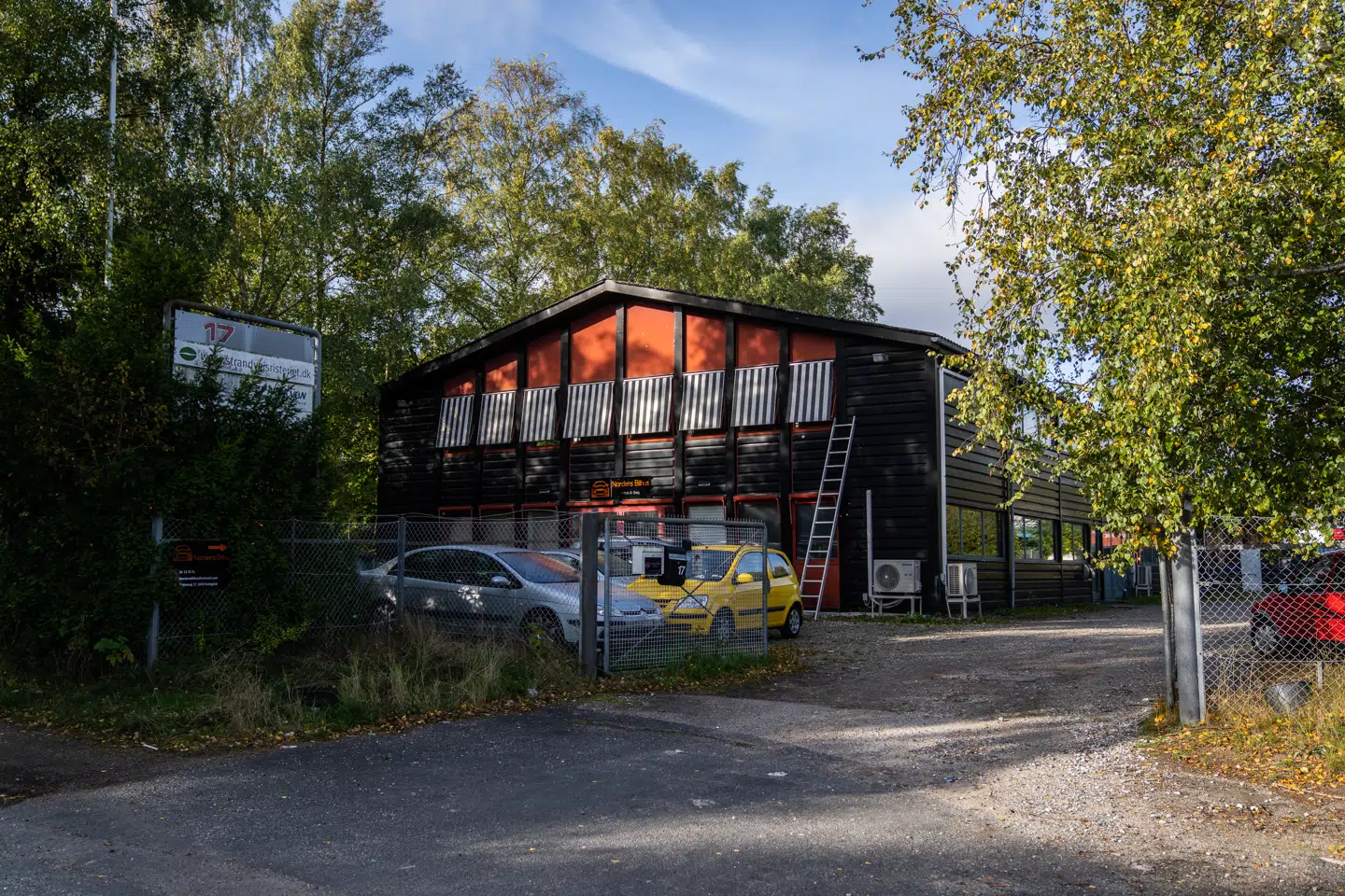 Huset har tidligere været et autoværksted, hvilket en del biler på adressen vidner om. Foto: Byrd / Kasper Løjtved