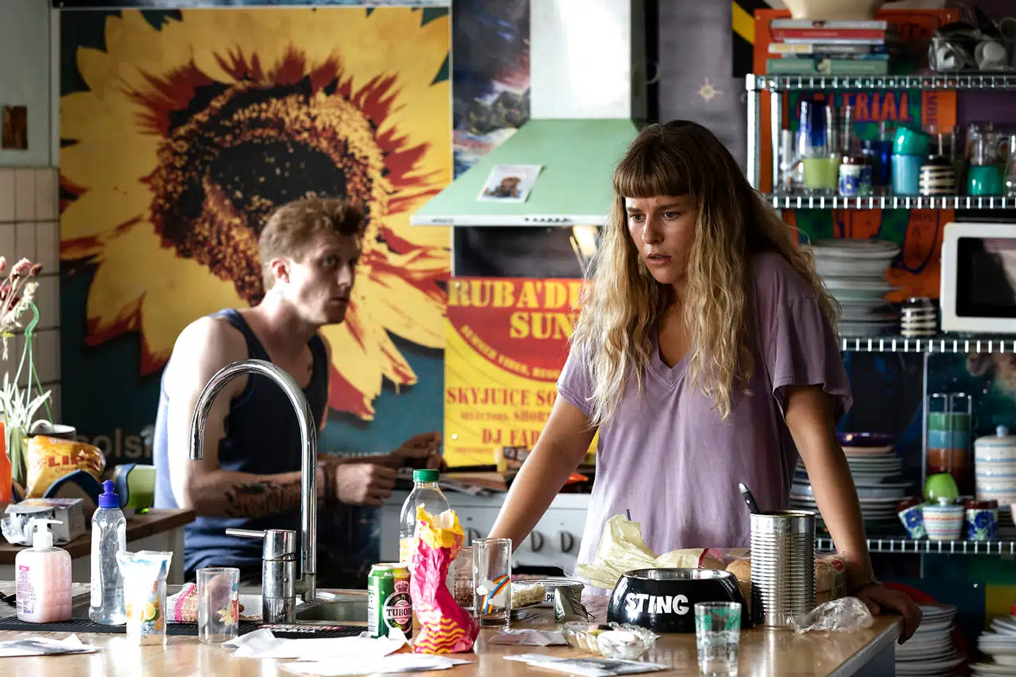 Roberta Hilarius Reichhardt stråler som den kaotiske Karoline, og det samme gør Joachim Fjelstrup som den potrygende DJ Ronny.