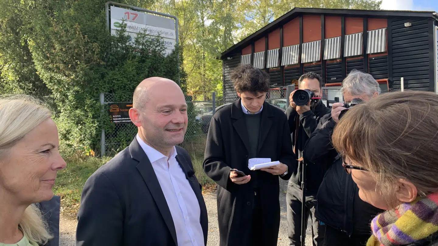 Her ses Søren Pape Poulsen sammen med partifællen Bennedikte Kiær, der er borgmester i Helsingør, og flere journalister og fotografer. De er inviteret ud til bygning, hvor Satudarah og Loyal To Familia skal høre til. Foto: Thomas Nørmark Krog