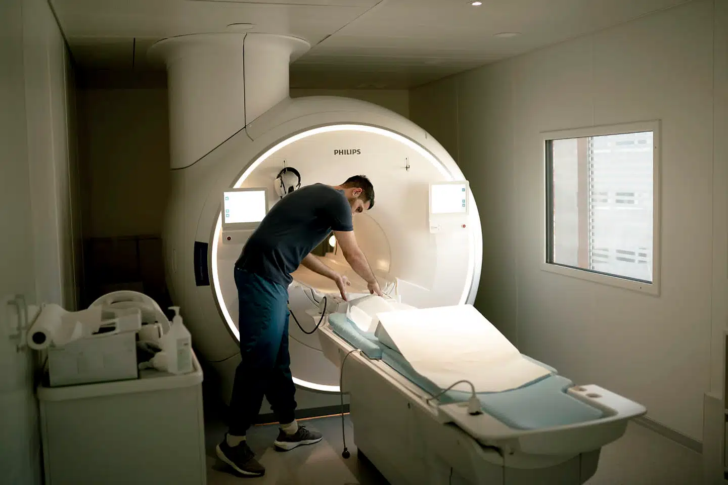 Privathospitalerne i Danmark undersøger og behandler danske offentlige patienter som aldrig før for at få bugt med puklerne på de offentlige ventelister. Selvom privathospitalerne ofte tiltrækker sig opmærksomhed i den offentlige debat, fylder de fortsat meget lidt i det store billede. Billedet er taget på privathospitalet Capio i Tuborg Havn i Hellerup.