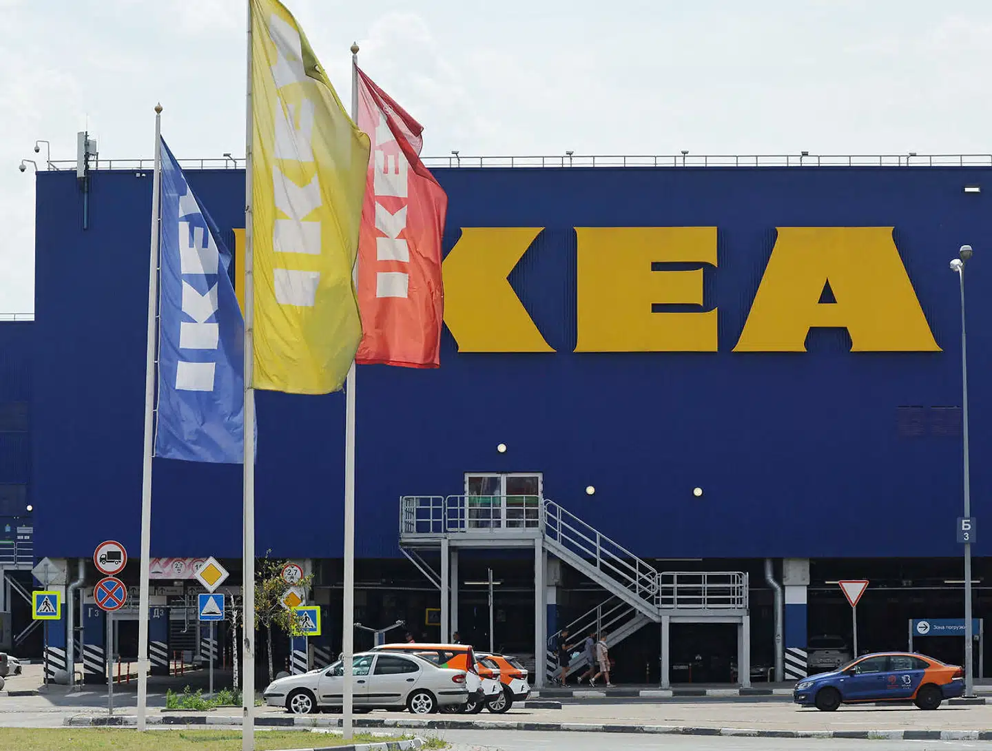 Den svenske møbelkoncern IKEA er begyndt at sænke priserne, selvom verden kæmper med inflation.