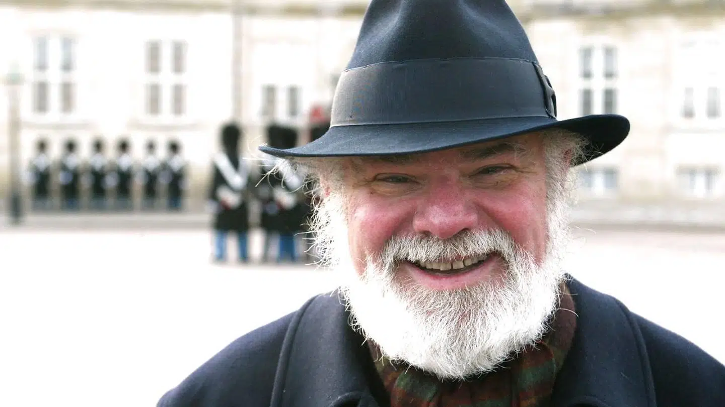 (ARKIV) Honnørmarchen første gang i fri luft ved vagtskiftet på Amalienborg Slotsplads. Komponisten Fuzzy, alias Jens Vilhelm Pedersen, lyttede på. København den 7. december 2002. Komponisten og musikeren Fuzzy, alias Jens Vilhelm Pedersen er død, 83 år. Det oplyser familien til Ritzau, torsdag den 13 oktober 2022.