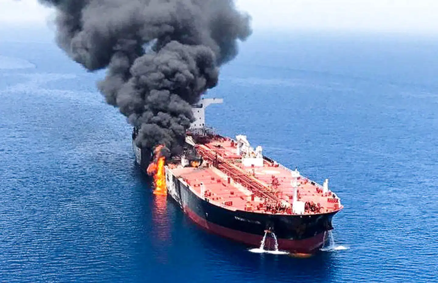 Et tankskib er brudt i brand på kysten mellem Oman og Iran og yderligere et skib er blevet ramt. USA beskylder Iran for at stå bag.