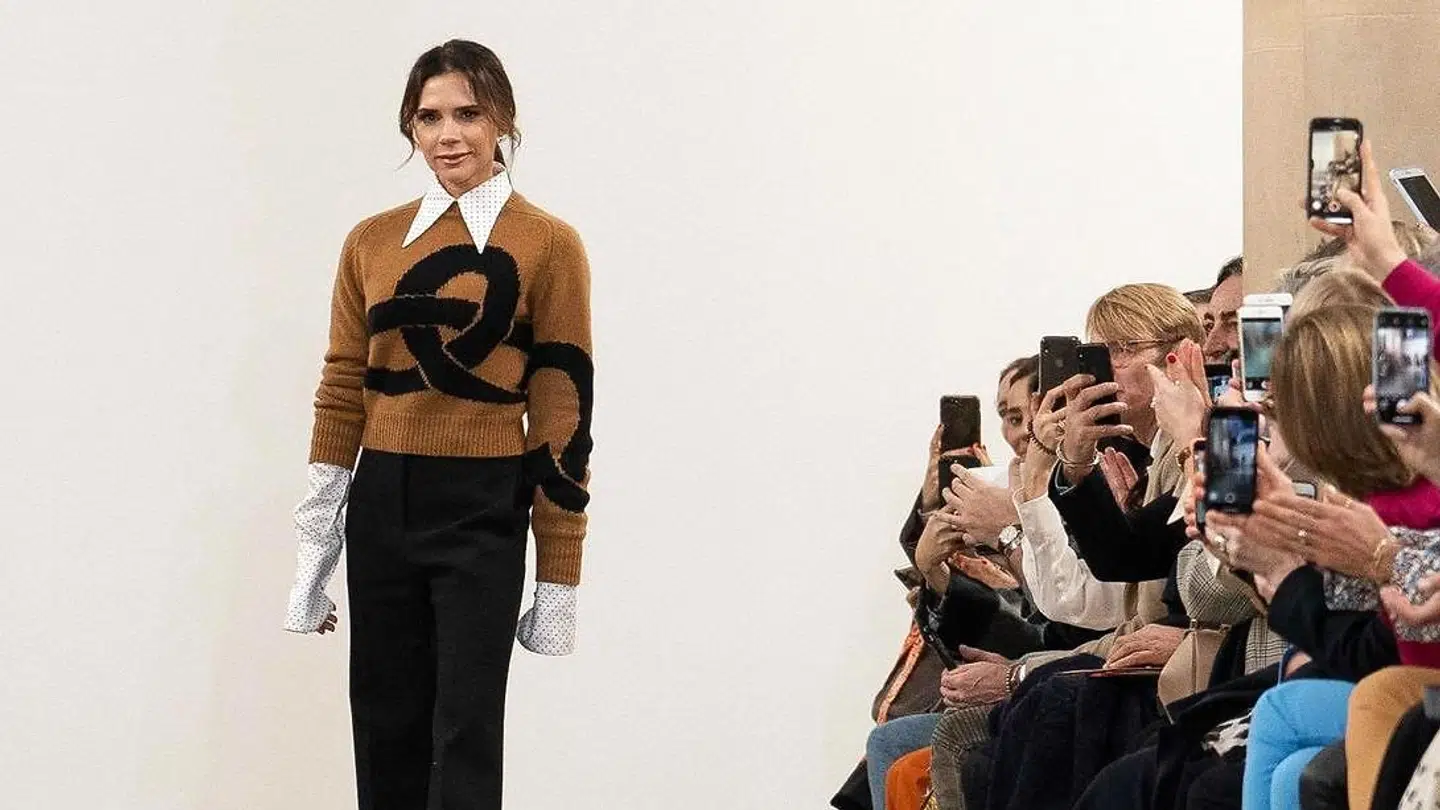 Victoria Beckham på podiet i 2019.