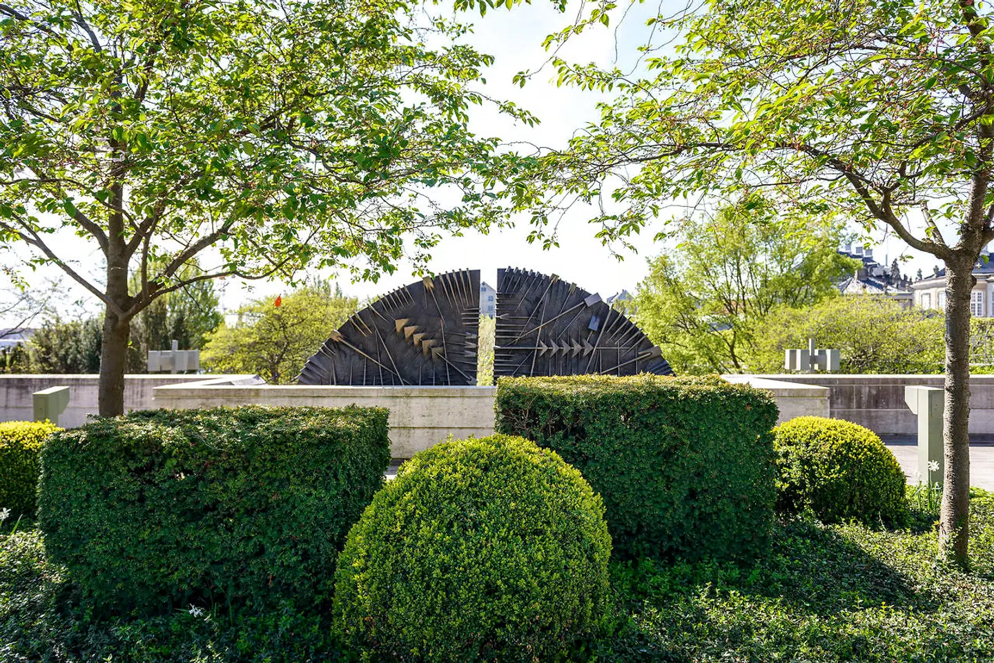 Italienske Arnaldo Pomodoro står bag kunsten i Amaliehaven. Han begejstrede ikke datidens landskabsarkitekter, som efter sigende kaldte ham »tomaten«.
