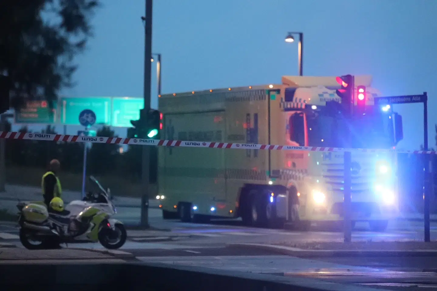 Super-ambulancen fra Region Hovedstaden ankom næsten to timer for sent til skyderiet i Field's. Den endte med at holde parkeret på bagsiden af Field's og aldrig blive brugt.