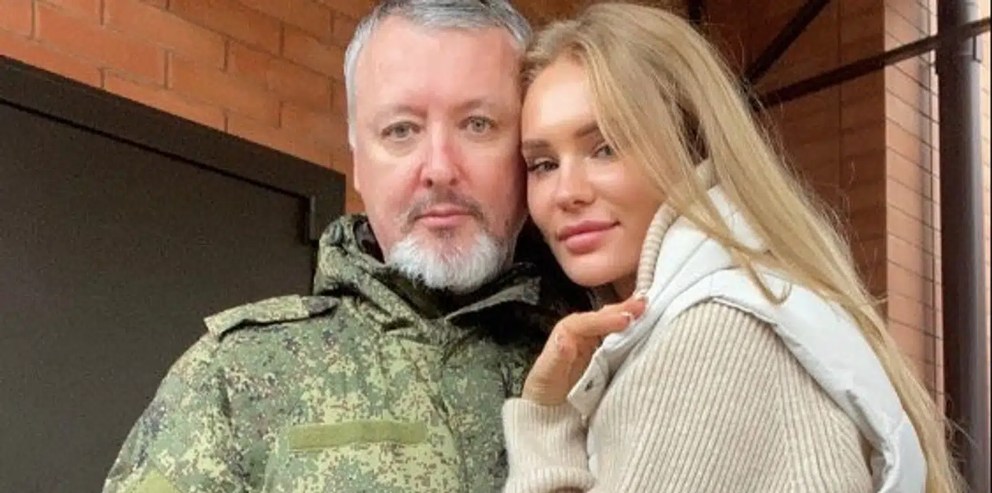 Igor Girkin og hans kone, Miroslava Reginskaja, har i weekenden offentliggjort dette pressefoto – det skulle i givet fald vise øjeblikket, hvor den berygtede nationalist og blogger og tiltalte massemorder beslutter sig for at drage til fronten. Ukraine har skyndt sig at ønske ham velkommen med et snedigt træk.