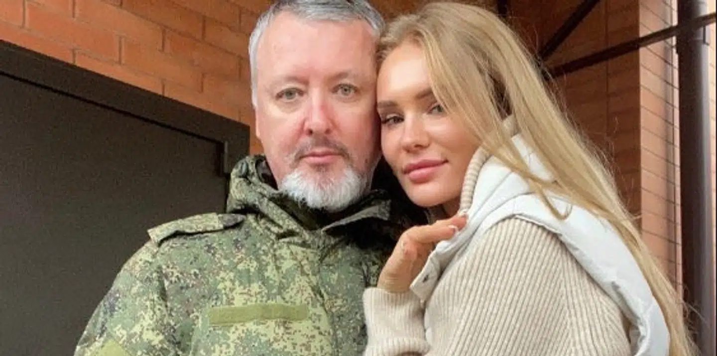 Igor Girkin og hans kone, Miroslava Reginskaja, har i weekenden offentliggjort dette pressefoto – det skulle i givet fald vise øjeblikket, hvor den berygtede nationalist og blogger og tiltalte massemorder beslutter sig for at drage til fronten. Ukraine har skyndt sig at ønske ham velkommen med et snedigt træk.