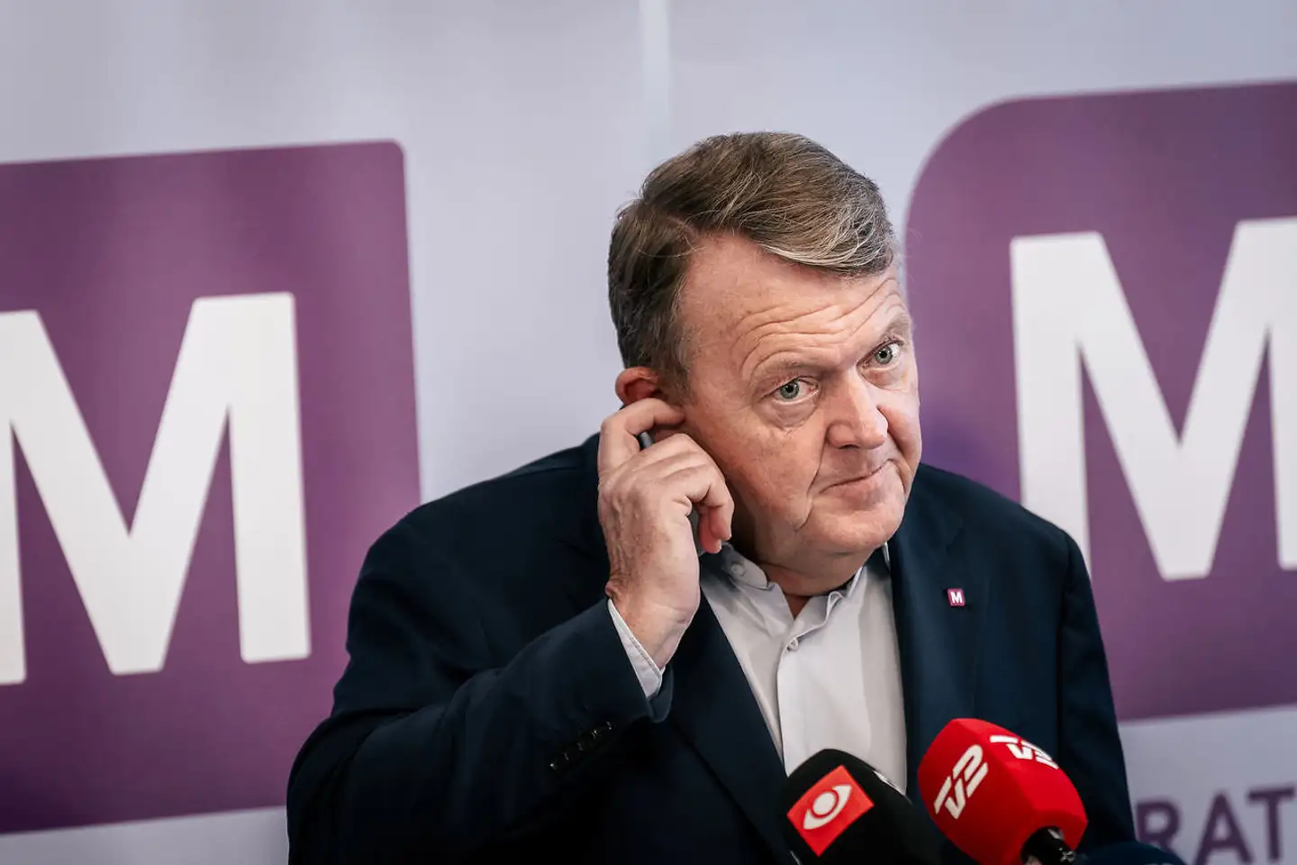 Lars Løkke Rasmussen er for første gang under valgkampen under pres. Det kommer efter Moderaternes store fremgang i meningsmålingerne. Pludselig er Løkke farlig. For røde og blå.