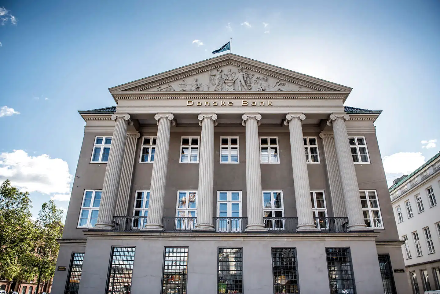 Mens Bagmandspolitiet har foretaget en lang række ransagninger hjemme hos flere tidligere ledende medarbejdere hos Danske Bank, har man endnu ikke banket på hoveddøren i bankens hovedsæde på Holmens Kanal 2-12 i København.