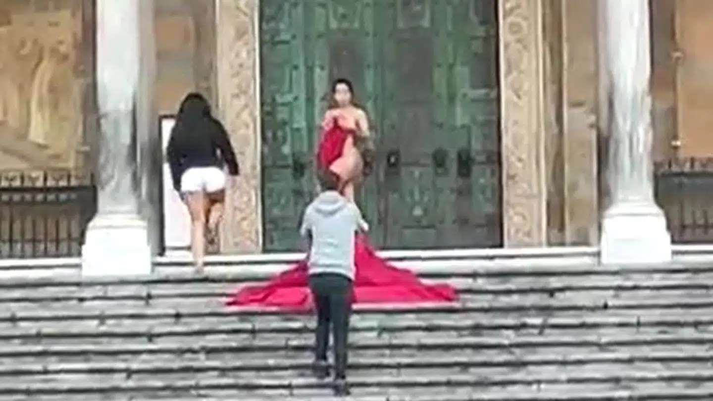 Hændelsen, der blev filmet af forbipasserende.