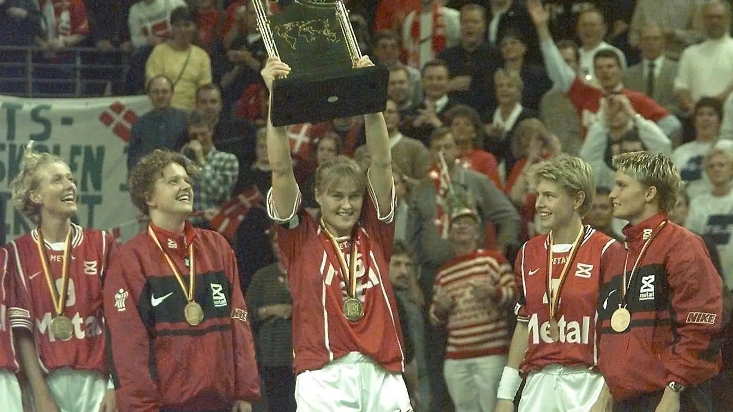 Tonje Kjærgaard med trofæet, da Danmark vandt VM i 1997.